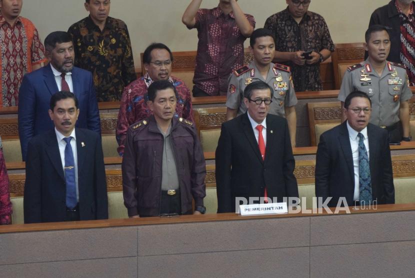 Revisi UU Terorisme. Menteri Yasonna Laoly (kedua kanan) menghadiri Rapat Paripurna di Kompleks Parlemen Senayan, Jakarta, Jumat (25/5).