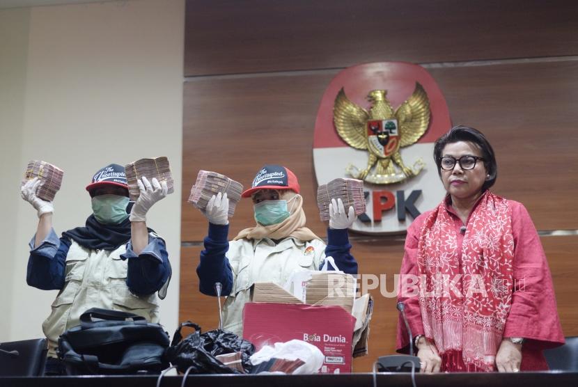 Wakil Ketua KPK, Basaria Panjaitan  beserta petugas  menunjukan barang bukti operasi  tangkap tangan yang  dilakukan Komisi Pemberantasan Korupsi terhadap di Jakarta, Rabu (12/12).