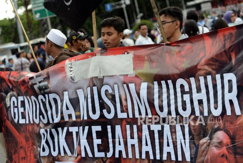 Sejumlah anggota Masyarakat Pembela Tauhid menggelar aksi solidaritas terhadap Muslim Uighur saat Hari Bebas Kendaraan Bermotor (HBKB) di Bundaran HI, Jakarta, Ahad (23/12).