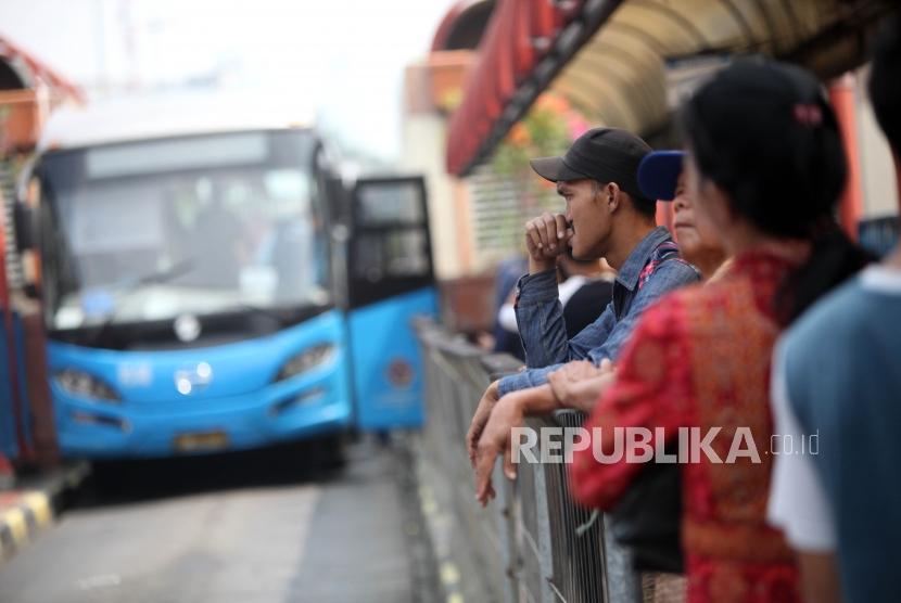 Sejumlah penumpang menunggu bus Transjakarta di jalur 2 Halte Transjakarta Terminal Blok M, Jakarta, Selasa (3/7).