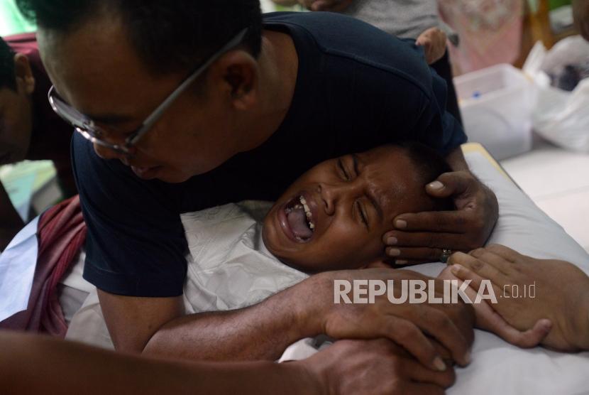 Anak-anak menangis saat kegiatan sunat massal di Masjid Al Iman, Bintara Jaya, Bekasi, Jawa Barat (Ahad (16/12).