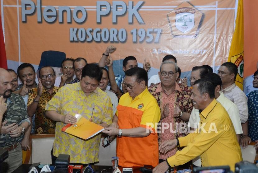 Ketua Umum Kosgoro 1957 Agung Laksono menyerahkan surat keputusan dukungan kepada Airlangga Hartarto (kiri) untuk maju sebagai Calon Ketua Umum Partai Golkar di Kantor PPK Kosgoro 1957, Jakarta, Sabtu (2/12).