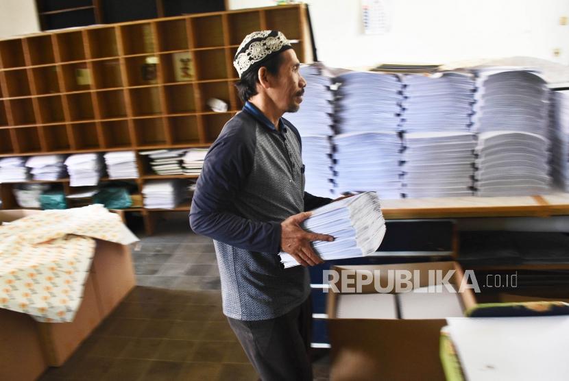 Pekerja menyelesaikan proses pembuatan Alquran Braille di Percetakan Yayasan Penyantun Wyata Guna, Jalan Pajajaran, Kota Bandung, Senin (13/5).