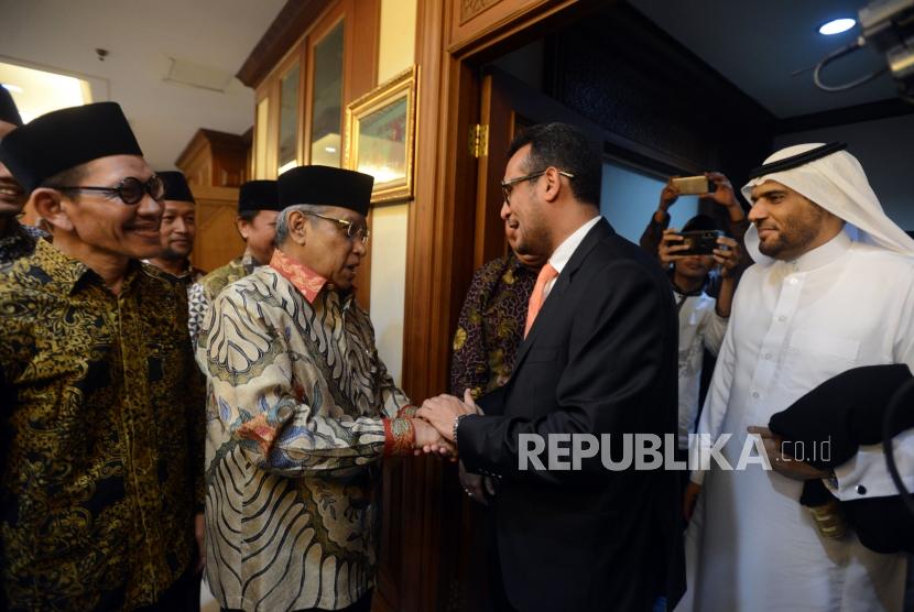Ketua Umum PBNU KH Said Aqil Siradj menyambut kedatangan Duta Besar Arab Saudi Yahya Al Hassan Alqahtani saat kunjungan di Kantor PBNU, Jakarta, Kamis (3/1).