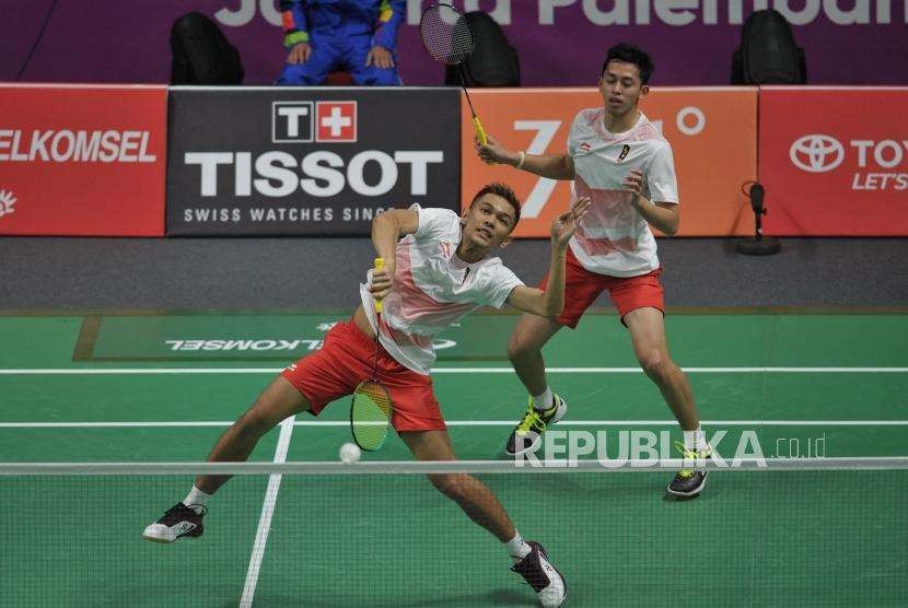 Pebulutangkis ganda putra Fajar Alfian/Muhammad Rian Ardianto mengembalikan kok kearah pasangan ganda putra Cina Zhang Nan/Liu Cheng pada pertandingan final cabang bulutangkis nomor beregu putra Asian Games 2018 Cina di Stadion Istora Senayan, Jakarta, Rabu (22/8).