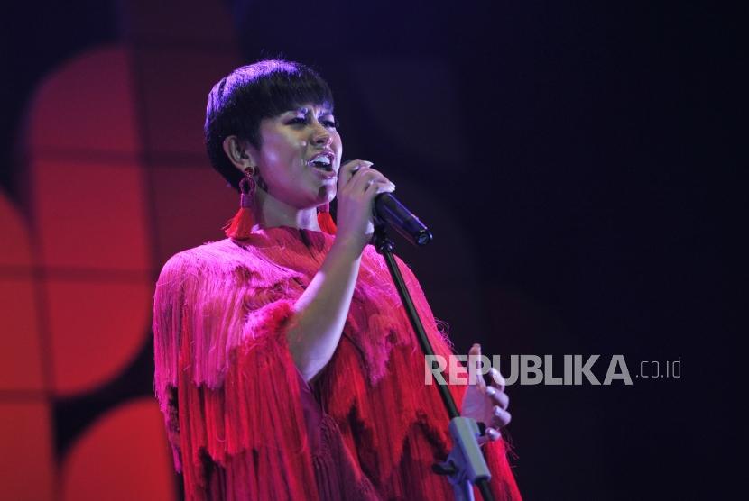 Penyanyi sekaligus akrtis Dira Sugandi mengungkapkan rasa bahagianya karena bisa kembali ke layar lebar sejak tahun 2012.