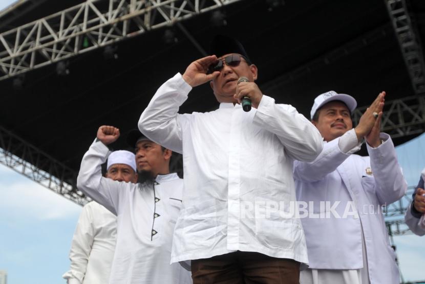 [Ilustrasi] Calon presiden nomor urut 2 Prabowo Subianto (tengah) memberikan sambutan saat mengikuti reuni aksi 212 di Lapangan Monumen Nasional, Jakarta, Ahad, (2/12).