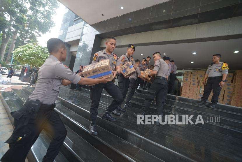 Anggota  Polisi memasukan sejumlah barang bantuan untuk korban bencana gempa bumi dan tsunami  Palu Donggala di Polda Metro Jaya, Jakarta, Rabu (3/10).