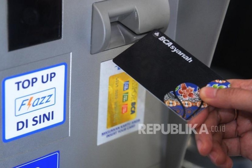 Nasabah melakukan transaksi di mesin Anjungan Tunai Mandiri (ATM) 