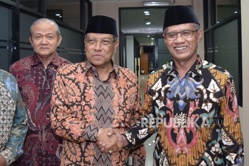 Ketua umum PBNU Said Aqil Siroj berjabat tangan dengan Ketua Umum PP Muhammadiyah Haedar Nashir sebelum makan malam sekaligus bersilahturahmi di Gedung Pusat Dakwah Muhammadiyah, Jakarta, Rabu (31/10).