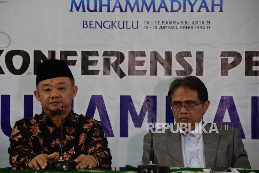 Sekertaris PP Muhammadiyah Abdul Mu'ti (kanan) bersama Ketua PP Muhammadiyah Bahtiar Effendy (kiri) memberikan keterangan terkait pelaksanaan Tanwir Muhammadiyah di Gedung Dakwah Muhammadiyah, Jakarta, Senin (11/2).