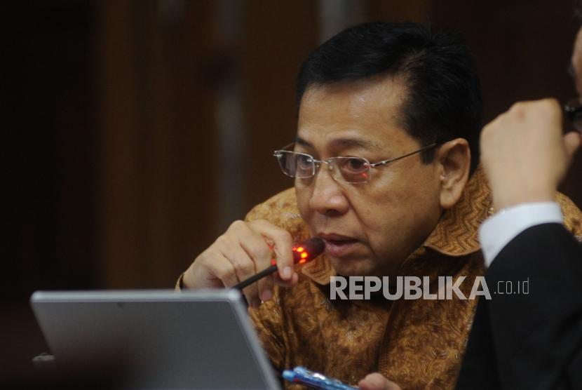 Terdakwa kasus tindak pidanda korupsi KTP Elektronik Setya Novanto memberikan bantahan atas keterangan saksi Charles Eka Praja  saat sidang lanjutan di Pengadilan tindak pidana korupsi, Jakarta, Kamis (18/1).