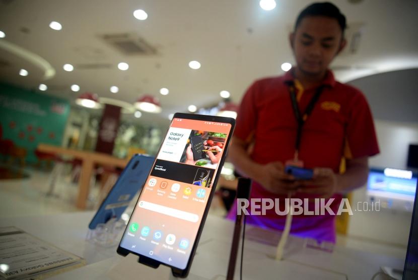 Karyawan menata Handphone/Smartphone disalah satu gerai di Jakarta, Kamis (7/4).