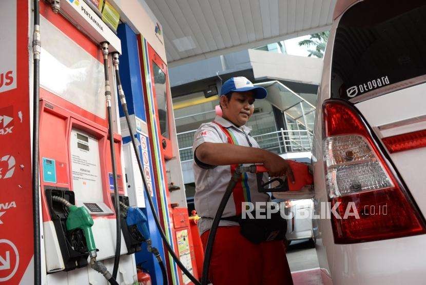 Petugas mengisi BBM jenis Pertamax Turbo ke kendaraan konsumen di SPBU Kuningn, Jakarta, Rabu (10/10).