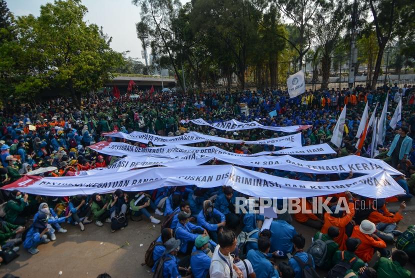 Massa Mahasiswa Seluruh Indonesia melakukan aksi damai di kawasan Gedung DPR RI Senayan, Jakarta, Selasa (1/10/2019).