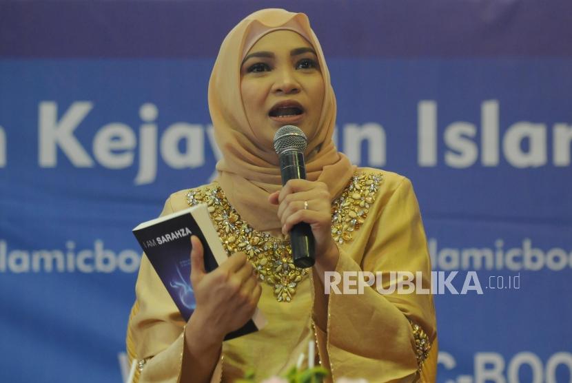 Penulis Hanum Rais memaparkan pendapat saat peluncuran dan bedah novel I Am Sarahza pada acara Islamic Book Fair 2018 di Jakarta Convention Center, Jakarta, Jumat (20/4).