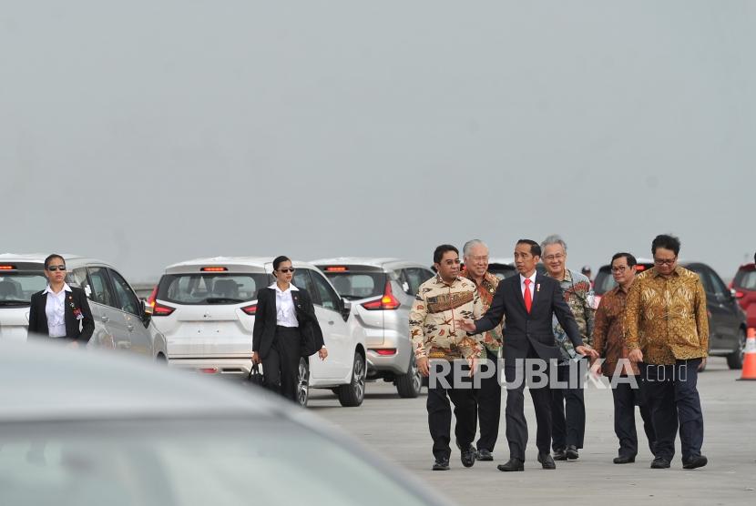 Presiden Joko Widodo meninjau ekspor perdana Mitsubishi Xpander di PT Indonesia Kendaraan Terminal atau IPC Car Terminal, Cilincing, Jakarta, Rabu (25/4).