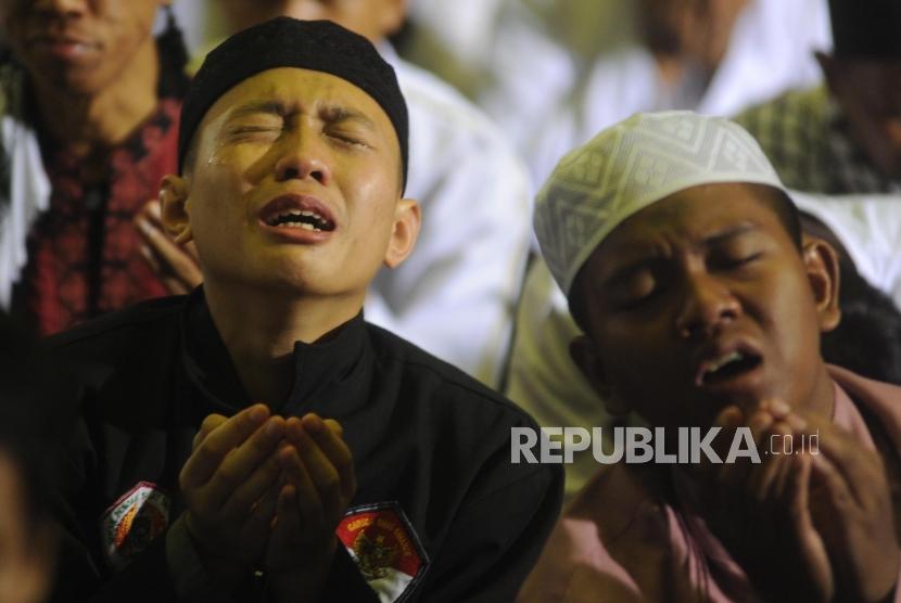 Dzikir Bersama Arifin Ilham. Jamaah mengikuti dzikir bersama Ustadz Arifin Ilham saat Dzikir Nasional 2017 di Masjid At-Tin, Jakarta, Sabtu (31/12).