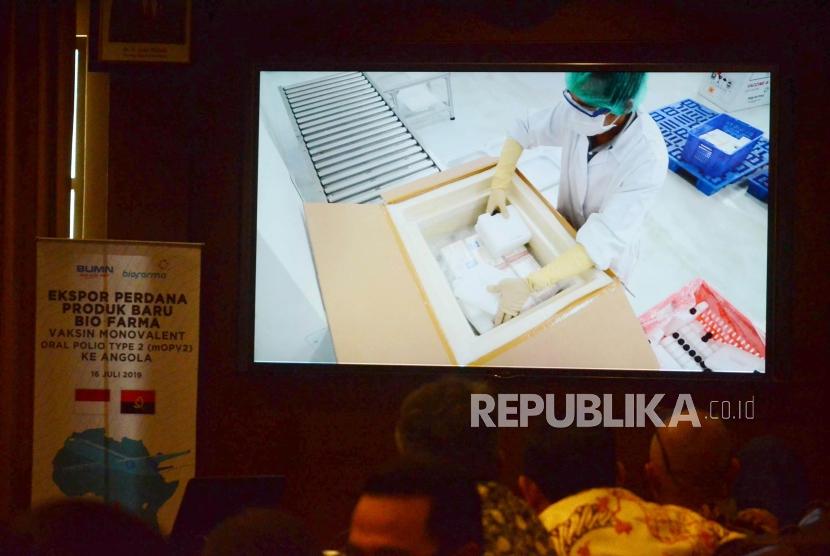 Penayangan video pengemasan produk Monovalent Oral Polio Vaccine type 2 (mOPV2) sebelum pelepasan ekspor perdana vaksin mOPV2 ke negara Angola, di halaman kantor Bio Farma, Jalan Kota Bandung, Selasa (16/7).