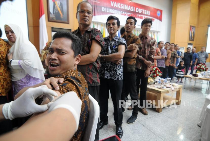 Antisipasi Difteri. Sejumlah pegawai Kementerian Dalam Negeri (kemendagri) dan Badan Nasional Pengelola Perbatasan (BNPP) mengikuti vaksinasi Difteri di Kantor Kemendagri, Jakarta, Kamis (28/12).