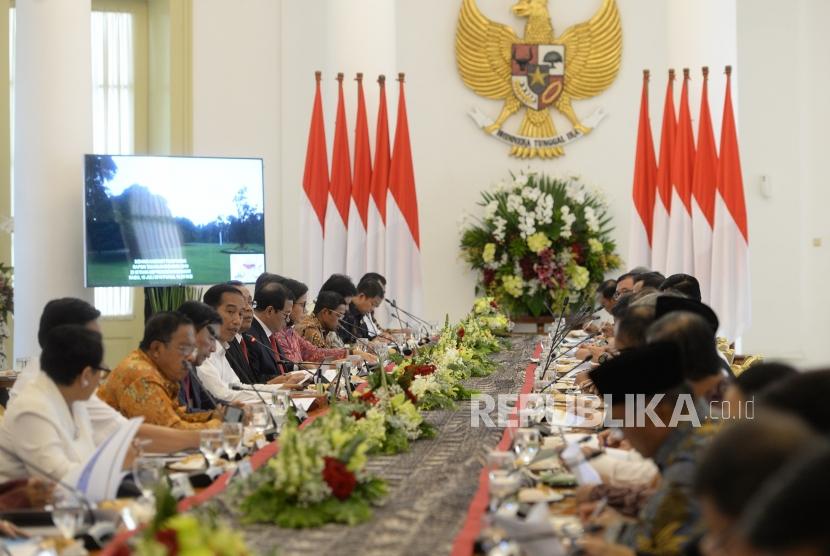 President Joko Widodo chairs cabinet meeting at the Bogor Presidential Palace, West Java, on Wednesday to discuss the draft 2019 state budget.