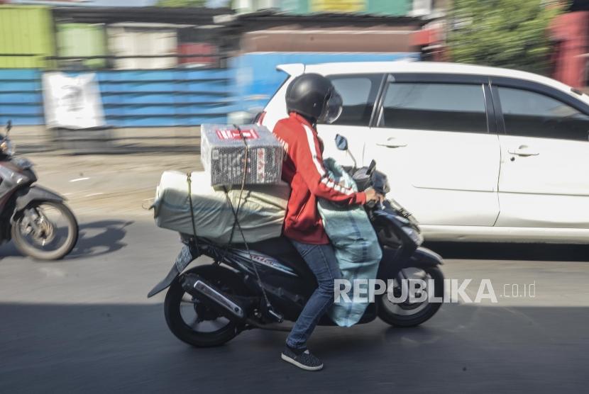 Jasa Pengiriman Paket Meningkat Jelang Lebaran. Kurir membawa kiriman paket di Duren Sawit, Jakarta Timur, Jum’at (31/5).