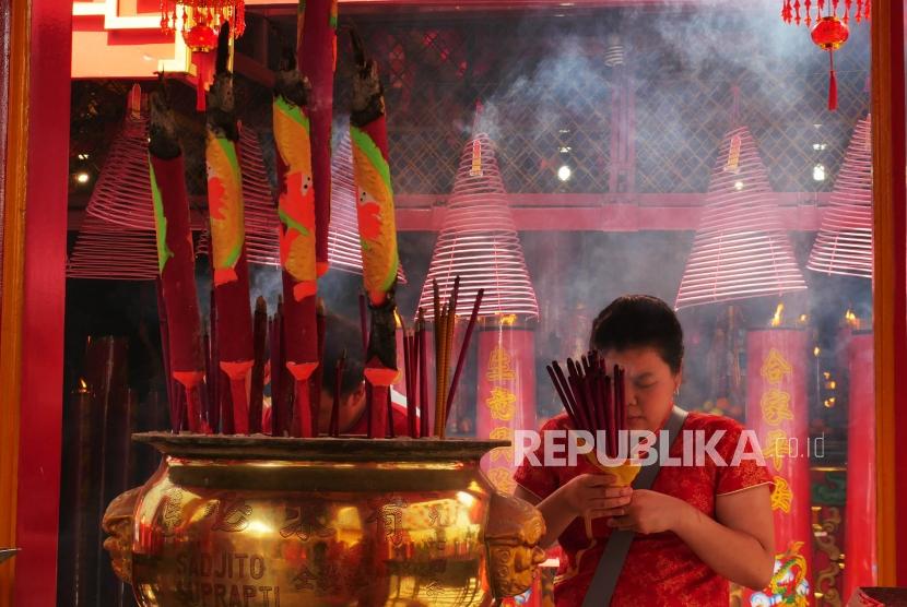 Umat yang merayakan hari raya Imlek nampak melakukan ibadah di Vihara Dharma Jaya Toasebio, di bilangan petak 9, Jakarta, Selasa (5/2).