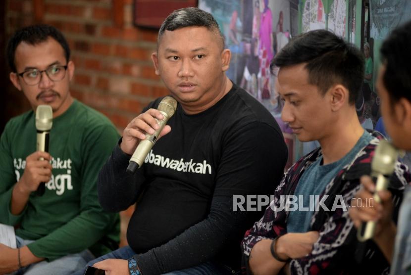 GM Mobilisasi ZIS Dompet Dhuafa Dera Perdhana Sophian (dua kiri) memberikan keterangan terkait transaksi zakat dalam acara halalbihalal di Jakarta, Kamis (20/6).