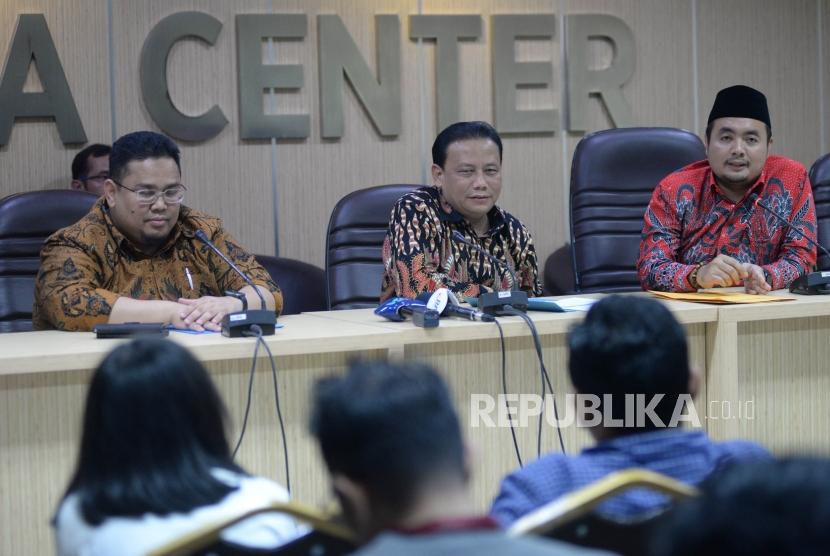 Ketua Bawaslu Abhan (tengah) bersama Anggota Bawaslu Mohammad Afifuddin (kiri) dan Rahmat Bagja memberikan keterangan terkait hasil pengawasan pendaftaran pengajuan daftar calon anggota DPR/DPRD Provinsi dan DPRD Kabupaten/Kota di Kantor Bawaslu, Jakarta, Rabu (18/7).