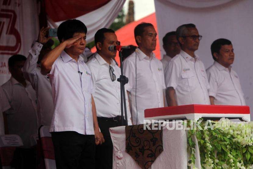 Direktur Utama PT Pupuk Indonesia Aas Asikin Idat memimpin upacara bendera di Lapangan Aji Kuning, Pulau Sebatik, Kalimantan Utara, Jumat (17/8).