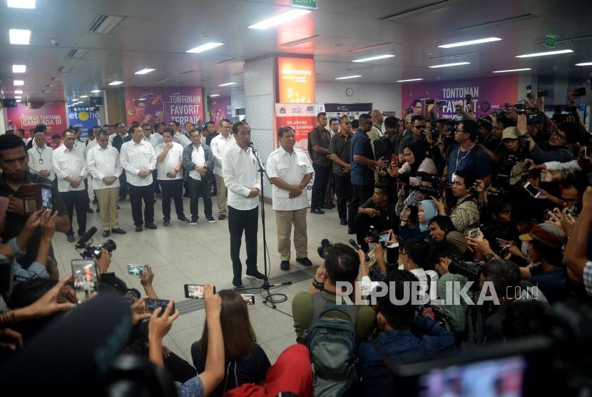 Presiden Joko Widodo  dan Ketua Umum Partai Gerindra Prabowo Subianto memberikan keterangan kepada wartawan di Stasiun MRT Senayan, Jakarta, Sabtu (13/7).