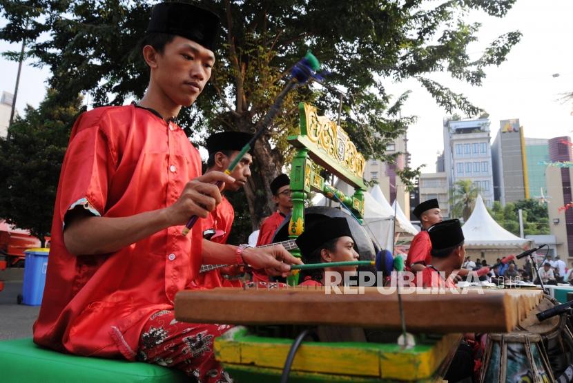 Revitalisasi TamanKesenian Gambang Kromong memeriahkan saat peresmian pembangunan Revitalisasi Taman Ismail Marzuki (TIM) di Jakarta, Rabu (3/7).