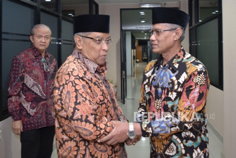 Ketua umum PBNU Said Aqil Siroj berjabat tangan dengan Ketua Umum PP Muhammadiyah Haedar Nashir sebelum makan malam sekaligus bersilahturahmi di Gedung Pusat Dakwah Muhammadiyah, Jakarta, Rabu (31/10).