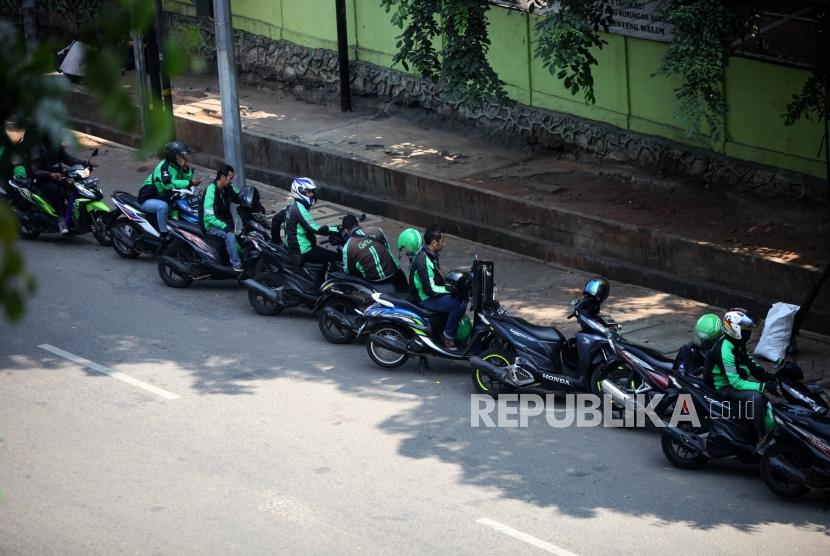 Sejumlah ojek online menunggu penumpang.