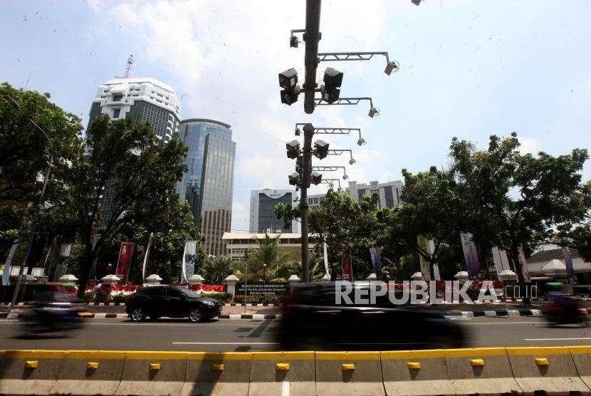 Sejumlah kendaraan melintas gerbang jalan berbayar atau Elektronic Road Pricing (ERP) di Kawasan Jalan Medan Merdeka Barat, Jakarta, Jumat (31/8).