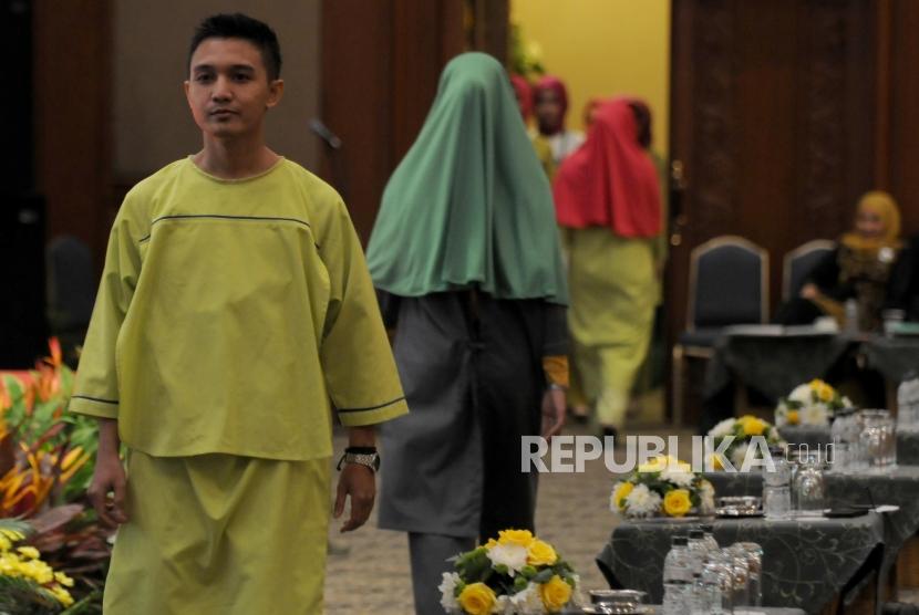 Model memperlihatkan rancangan desain pakaian pasien rumah sakit syariah pada acara International Islamic Healthcare Conference and Expo (IHEX) di Jakarta Convention Center (JCC), Jakarta, Rabu (11/4).