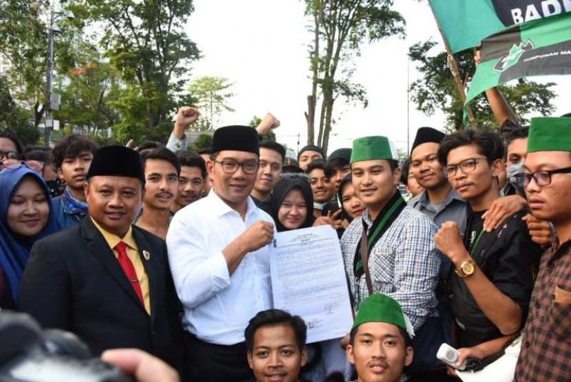  Gubernur Jawa Barat Ridwan Kamil menemui mahasiswa yang tergabung dalam Himpunan Mahasiswa Islam (HMI) di depan Gedung Sate, Kota Bandung, Selasa (1/10). 