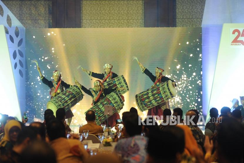 Penari membawakan tarian Gendang Beleq saat pembukaan Anugerah Syariah Republika (ASR) 2017 di Jakarta, Rabu (6/12) malam. 