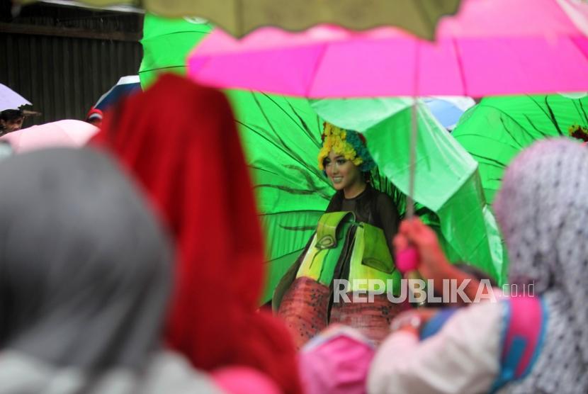 Warga menyaksikan kesenian tradisional saat mengikuti Bogor Street Festival Cap Go Meh (CGM) di Jalan Suryakencana, Bogor, Jawa Barat.