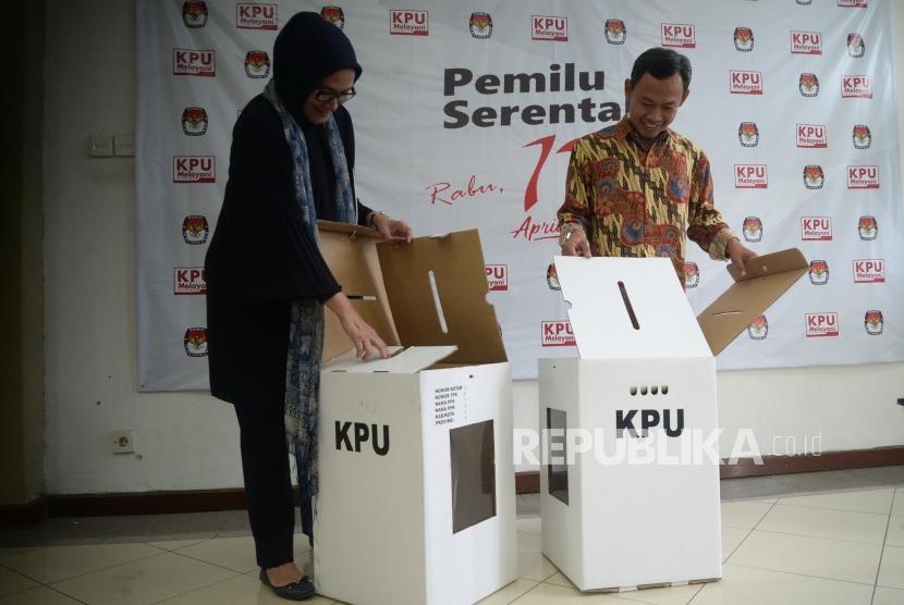 Contoh Kotak Suara Pemilu. Komisioner KPU RI Evi Novida Ginting Manik (kiri) dan Pramono Ubaid Tanthowi menunjukan kotak suara berbahan kardus di Kantor KPU Pusat, di Jakarta, Jumat (14/12).