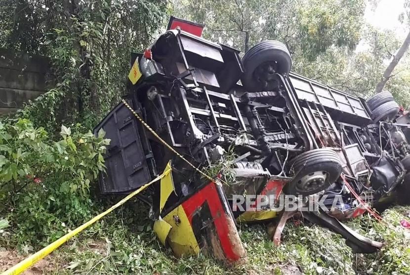 Bangkai Bus Bima Suci Nopol A 7530 CS jurusan Bandung-Merak, yang jatuh ke jurang di Tol Cipularang KM 70+400,Purwakarta, Senin (28/1).