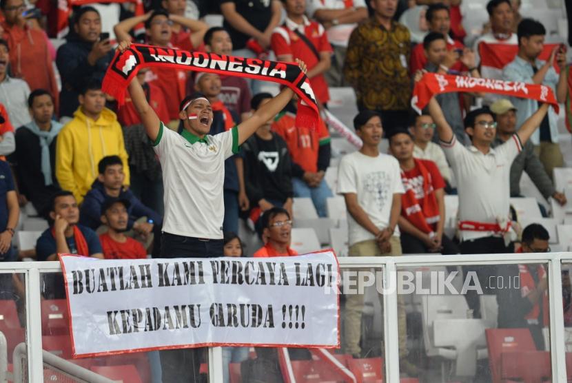 Suporter timnas Indonesia saat pertandingan melawan Thailand dalam Kualifikasi babak kedua Piala Dunia 2022 zona Asia di Stadion Gelora Bung Karno, Senayan, Jakarta, Selasa (10/9).