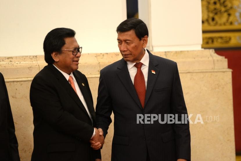 Pertemuan OSO dan Wiranto. Menkopolhukam Wiranto berjabat dengan Ketua Umum Hanura Oesman Sapta sebelum acara pelantikan pejabat negara di Istana Negara, Jakarta, Rabu (17/1).