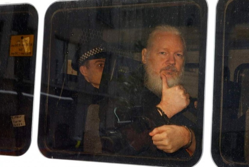 Pendiri Wikileaks tiba di Westminster Magistrates' Court di London, Inggris setelah ditahan Metropolitan Police, Kamis (11/4).