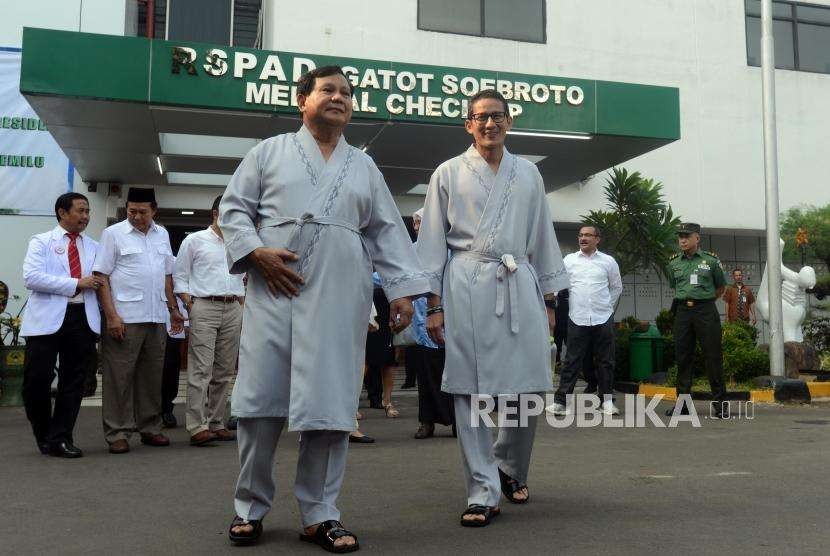 Calon Presiden Prabowo Subianto bersama Calon Wakil Presiden Sandiaga Uno saat akan menjalani tes kesehatan di RSPAD, Jakarta, Senin (13/8).