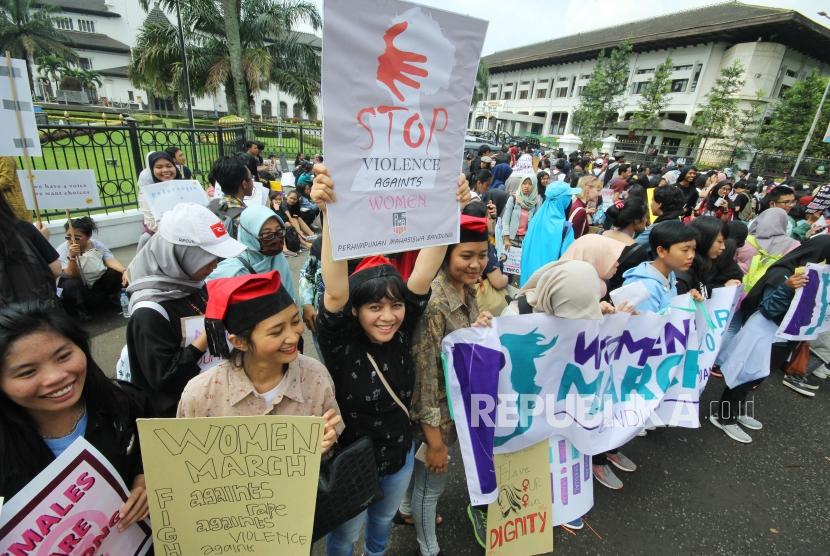 Ratusan massa dari berbagai elemen dan organisasi perempuan menggelar aksi Parade Perempuan memperingati Hari perempuan Internasional 2018 di depan Gedung Sate, Kota Bandung, Ahad (4/3). (Ilustrasi)