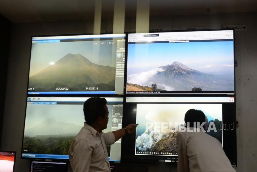 Pemantauan Gunung Merapi. Petugas BPPTKG Gunung Merapi memantau aktivitas Gunung Merapi, Yogyakarta, Senin (1/7/2019).