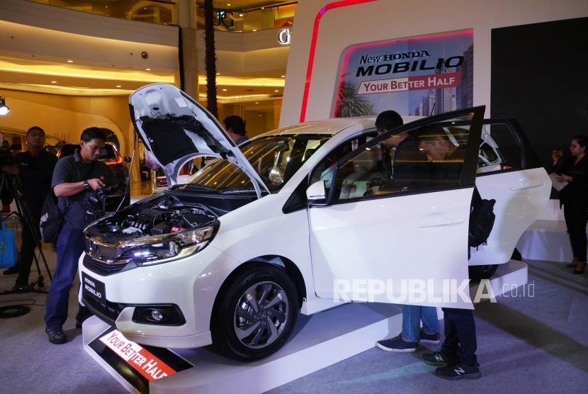 Peluncuran New Honda Civic dan New Honda Mobilio. Jurnalis mengabadikan New Honda Mobilio pada acara peluncurannya di Jakarta, Kamis (21/2).