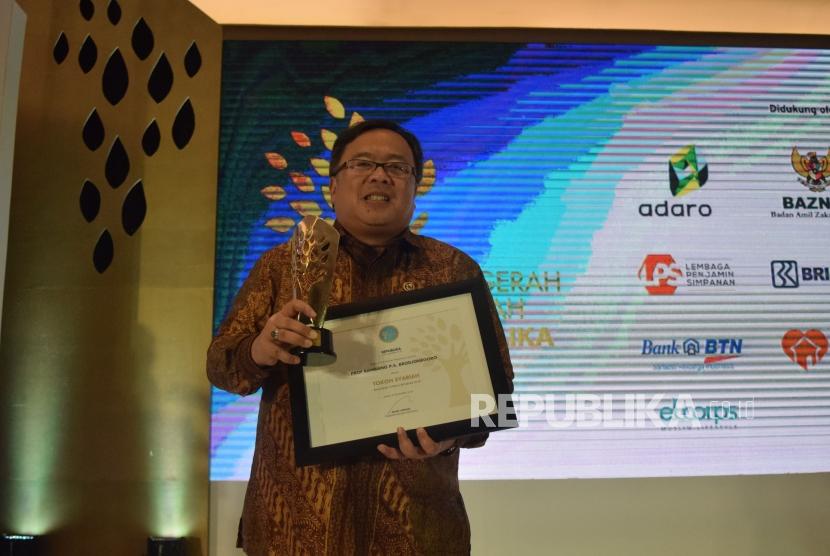  Menteri PPN/Kepala Bappenas Bambang Brodjonegoro berfoto usai menerima penghargaan Tokoh Syariah Republika pada acara Arugrah Syariah Republika di Jakarta, Kamis (8/11) malam.