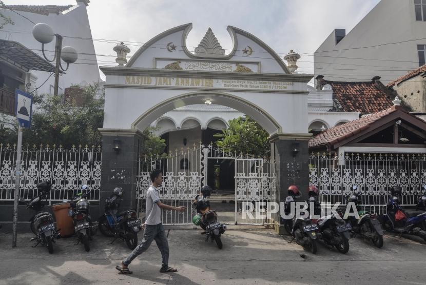 Suasana luar Masjid An Nawier di Pekojan, Jakarta Utara, Selasa (14/5).